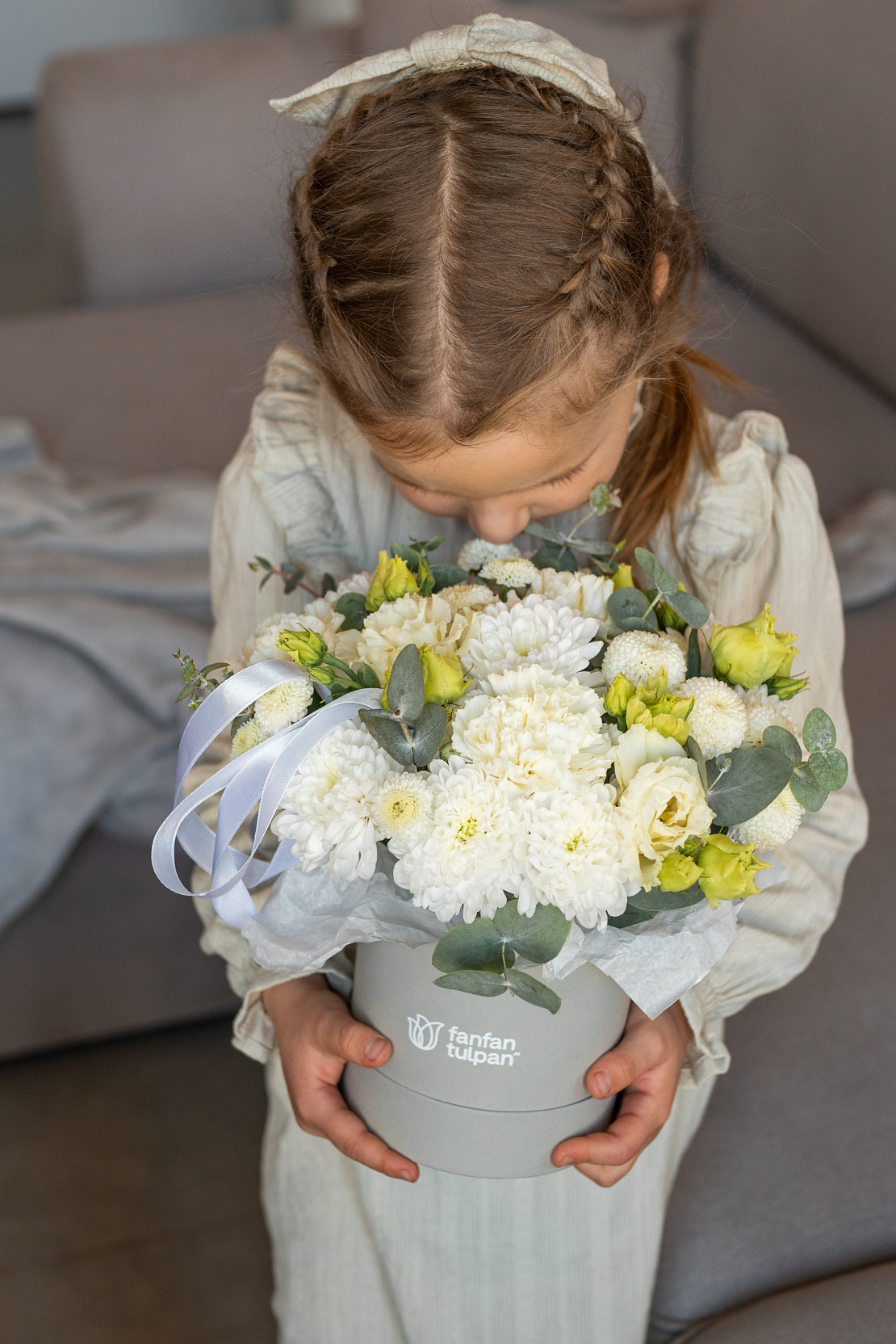 Композиция из цветов "С праздником"